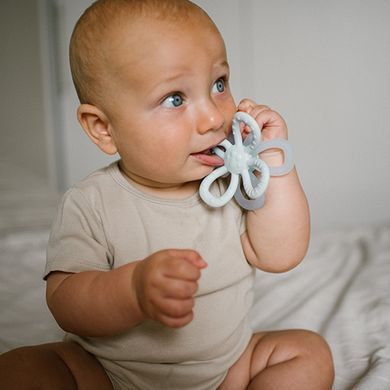 Прорізувач для зубів Babyono силіконовий "Квіточка" Рожевий (1596/01)