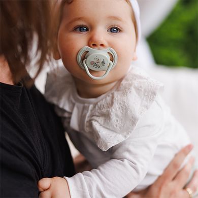 Пустушка симетрична силіконова 6-18 міс. (біла/зелена) BabyOno 1669/02
